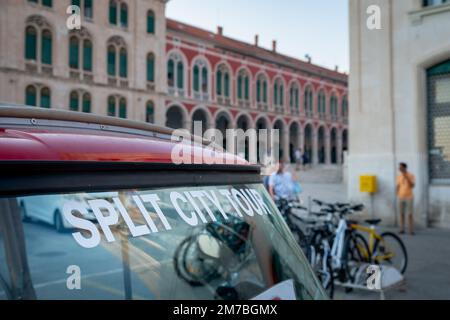 Split, Kroatien - Stadtbesichtigung Tuk-Tuk am Hafen Stockfoto