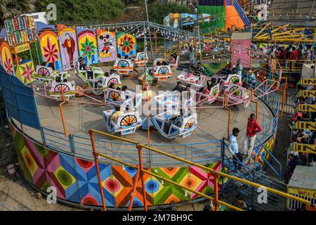 Mumbai, Indien. 08. Januar 2023. Während der Erangal Fair in Mumbai können die Besucher eine Vergnügungsfahrt Unternehmen. Die Messe ist auch bekannt als St. Bonaventure Festmahl. Es markiert die Taufe oder Namenszeremonie von Jesus Christus und ist wie ein jährliches Treffen der ostindischen Gemeinschaft. Die Leute kommen und beten in der St. Bonaventure Kirche, die sich am Strand befindet, posten, dass sie Vergnügungsfahrten am Strand genießen und dort Essen und essen. Kredit: SOPA Images Limited/Alamy Live News Stockfoto