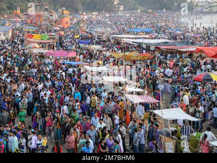 Mumbai, Indien. 13. Januar 2013. Ein allgemeiner Blick auf die Menschenmassen am Strand während der Erangal Messe in Mumbai. Die Messe ist auch bekannt als St. Bonaventure Festmahl. Es markiert die Taufe oder Namenszeremonie von Jesus Christus und ist wie ein jährliches Treffen der ostindischen Gemeinschaft. Die Leute kommen und beten in der St. Bonaventure Kirche, die sich am Strand befindet, posten, dass sie Vergnügungsfahrten am Strand genießen und dort Essen und essen. (Foto: Ashish Vaishnav/SOPA Images/Sipa USA) Guthaben: SIPA USA/Alamy Live News Stockfoto