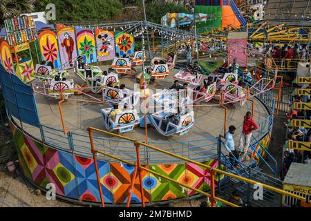 Mumbai, Indien. 08. Januar 2023. Während der Erangal Fair in Mumbai können die Besucher eine Vergnügungsfahrt Unternehmen. Die Messe ist auch bekannt als St. Bonaventure Festmahl. Es markiert die Taufe oder Namenszeremonie von Jesus Christus und ist wie ein jährliches Treffen der ostindischen Gemeinschaft. Die Leute kommen und beten in der St. Bonaventure Kirche, die sich am Strand befindet, posten, dass sie Vergnügungsfahrten am Strand genießen und dort Essen und essen. (Foto: Ashish Vaishnav/SOPA Images/Sipa USA) Guthaben: SIPA USA/Alamy Live News Stockfoto