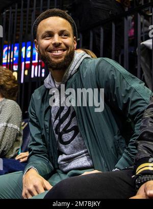 Haas Pavilion Berkeley Calif, USA. 08. Januar 2023. CA U.S.A. Die Golden State Warriors Stephen Curry nehmen am NCAA Women's Basketballspiel zwischen Stanford Cardinal und den California Golden Bears Teil. Stanford besiegte California 60-56 im Haas Pavilion Berkeley Calif Thurman James/CSM/Alamy Live News Stockfoto