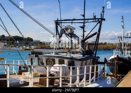 8. August 2019 ATrawler Ruderhaus und Angeln gantrys auf einem Boot in seinen Heimathafen im Ardglass Harbor County Down Nordirland Anker Stockfoto