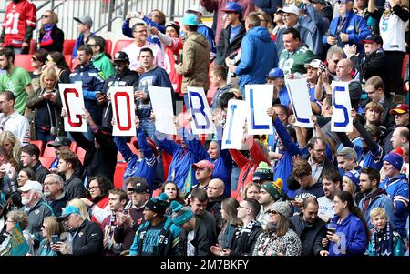 Dateifoto vom 25. Bis 10-2015 von Buffalo Bills Fans zeigen ihre Unterstützung auf den Tribünen. Die Buffalo Bills waren ihr erstes Spiel seit Damar Hamlin einen Herzstillstand erlitt, indem sie einen emotionalen 35-23-Sieg über die New England Patriots im Highmark Stadium verzeichneten. Ausgabedatum: Montag, 9. Januar 2022. Stockfoto