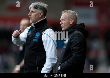 Der stellvertretende Cheftrainer der Queens Park Rangers, Mike Garrity, mit Neil Critchley, Manager der Queens Park Rangers, während des dritten Spiels des Emirates FA Cup im Highbury Stadium, Fleetwood. Foto: Samstag, 7. Januar 2023. Stockfoto