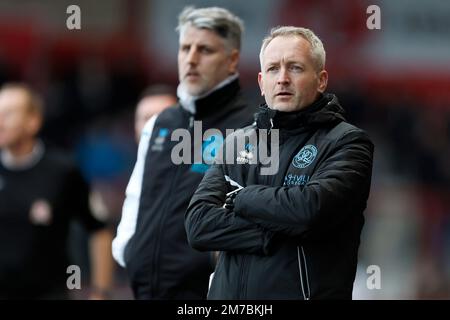 Der stellvertretende Cheftrainer der Queens Park Rangers, Mike Garrity, mit Neil Critchley, Manager der Queens Park Rangers, während des dritten Spiels des Emirates FA Cup im Highbury Stadium, Fleetwood. Foto: Samstag, 7. Januar 2023. Stockfoto