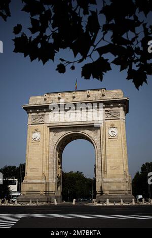 Ein vertikales Bild des Triumphbogens Arcul de Triumf auf der Kiseleff Road in Bukarest, Rumänien. Stockfoto