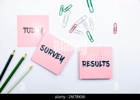Schreiben mit Anzeige von Umfrageergebnissen. Wort für das Ergebnis einer Aktivität, die statistische Daten erfasst oder erfasst Stockfoto