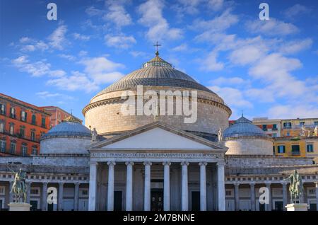 Der Platz der Plebiszite, das Symbol der Stadt Neapel: Die königliche päpstliche Basilika des Heiligen Franziskus von Paola. Stockfoto