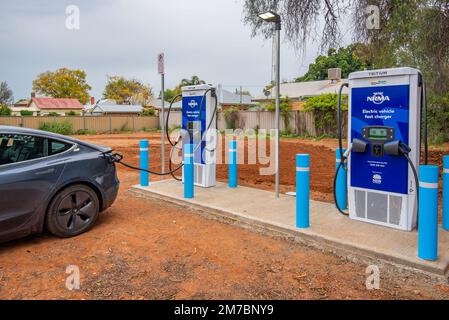 Ein Auto, das an einer Tritium NRMA-Batterieladestation für Elektrofahrzeuge (EV) auf einem Parkplatz in Nyngan im Westen von New South Wales, Australien, aufgeladen wird Stockfoto