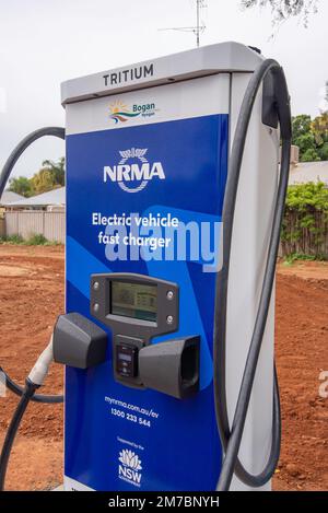 Eine Batterieladestation für Elektrofahrzeuge (EV) Tritium NRMA auf einem Parkplatz in Nyngan im Westen von New South Wales, Australien Stockfoto