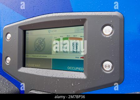 Nahaufnahme einer Anzeige an einer Tritium NRMA-Batterieladestation für Elektrofahrzeuge (EV) auf einem Parkplatz in New South Wales, Australien Stockfoto