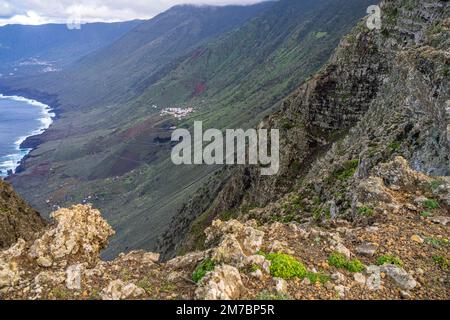 Blick vom Mirador de Bascos auf Sabinosa und das Tal von El Golfo, El Hierro, Kanarische Inseln, Spanien | Mirador de Bascos Blick über Sabinosa und E Stockfoto