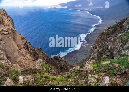 Blick vom Mirador de Bascos auf das Tal von El Golfo, El Hierro, Kanarische Inseln, Spanien | Mirador de Bascos Blick über das El Golfo-Tal, El Hierro Stockfoto