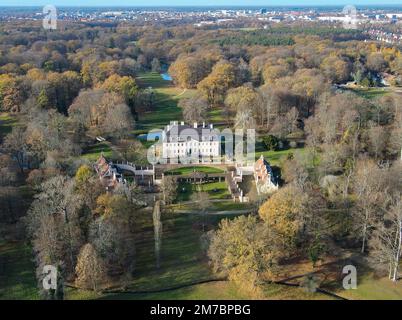 PRODUKTION - 25. November 2022, Brandenburg, Cottbus: Schloss Branitz im gleichnamigen Park des Prinz-Pückler-Museums und des Branitz-Palastes (Draufsicht mit einer Drohne). An diesem Standort soll die zukünftige neue Baumuniversität der Fürst-Pückler-Museumsstiftung errichtet werden. Erkrankte und sterbende Bäume, Wüstenregionen - mit dem Klimawandel verändern sich die Landschaften sichtbar. Auch historische Gärten und Parks sind seit langem bedroht. Eine Rettungsmission im Branitz Park setzt das Werk des Gartenkünstlers Hermann Fürst von Pückler-Muskau fort. (Auf dpa 'den Geist von Prinz Pückler und Clim Stockfoto