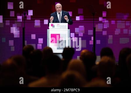 Köln, Deutschland. 09. Januar 2023. Ulrich Silberbach, Vorsitzender der dbb, spricht auf der Jahreskonferenz der dbb im Kongresszentrum Koelnmesse. Kredit: Rolf Vennenbernd/dpa/Alamy Live News Stockfoto