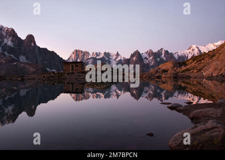 Aiguilles de Chamonix im See „Lac Blanc“ Stockfoto
