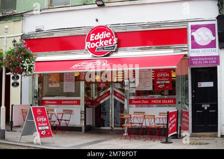 Eddie Rocket ist in Bray, Co Wicklow, Irland. Es ist eine irische Restaurantkette, die amerikanisches Fast Food in 1950er Restaurants bietet. Stockfoto