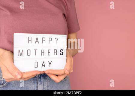 Alles Gute Zum Muttertag. Lightbox mit Buchstaben vor pinkfarbenem Hintergrund. Stockfoto