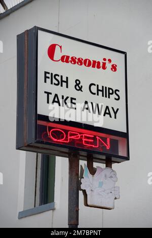 Logo des „Cassoni's Fish and Chips Take Away Restaurant“ in Bray, County Wicklow, Irland. Vertikales Foto. Stockfoto