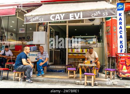 Traditionelles Tee-Café mit Stühlen und Tischen im Freien. Männer, die Tee trinken, türkisch cay im Café im Freien in fatih, Istanbul, Türkei Stockfoto