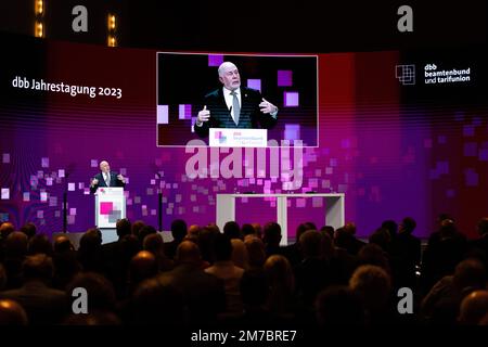 Köln, Deutschland. 09. Januar 2023. Ulrich Silberbach, Vorsitzender der dbb, spricht auf der Jahreskonferenz der dbb im Kongresszentrum Koelnmesse. Kredit: Rolf Vennenbernd/dpa/Alamy Live News Stockfoto