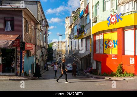 Straßenszene im Viertel Balat, Fatih, Istanbul, Türkei, europäische Seite. Traditionelle Häuser, Einzelhandelsgeschäfte. Stockfoto