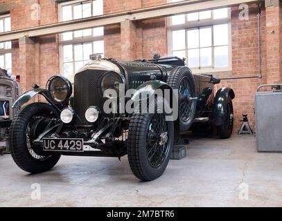 Die alte Bentley-Garage am Bicester Winter Scramble im Bicester Heritage Centre Oxfordshire UK Stockfoto