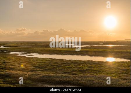 Abenddämmerung und Sonnenuntergang über dem Rye Harbour Nature Reserve und Winchelsea Beach in East Sussex, Großbritannien Stockfoto