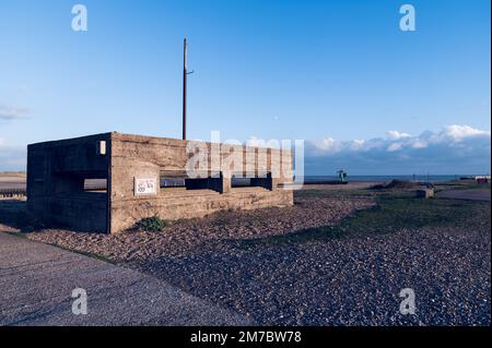 Einsatz von Maschinengewehren aus dem 2. Weltkrieg in Rye Harbour, Großbritannien Stockfoto