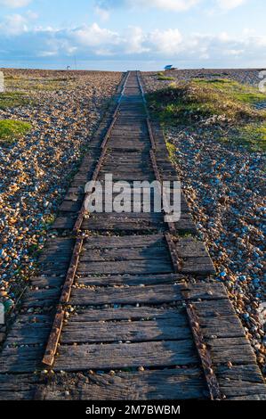 Holzsteg am Kieselstrand von Rye Harbour, Großbritannien Stockfoto