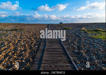 Holzsteg am Kieselstrand von Rye Harbour, Großbritannien Stockfoto