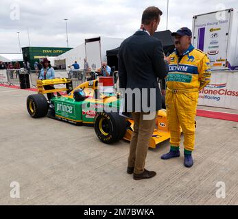 Steve Ottavianetti, interviewt neben dem 1994, Benetton B193, vor der F1-Demonstration der Zündgruppe 90, auf der Silverstone Classics 2022 Stockfoto