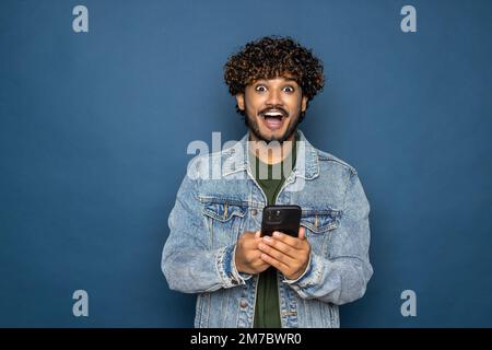 Junge schöne Indische Mann mit Handy Stockfoto