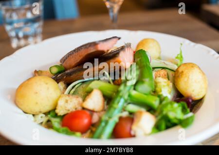 Räucherlachs und Spargelsalat Stockfoto