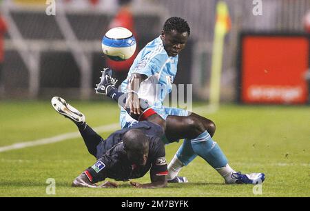 Dateifoto vom 10. September 2006 von Modeste M'Bami von OM während des französischen Fußballspiels Paris Saint-Germain gegen Olympique de Marseille im Parc des Princes in Paris, Frankreich. Der ehemalige Mittelfeldspieler Modeste M’Bami aus Paris-Saint-Germain und Kamerun starb im Alter von 40 Jahren nach einem Herzinfarkt, so PSG in einer Erklärung am Samstag. M'Bami gewann 2004 und 2006 mit dem Pariser Verein zwei Coupes de France sowie bei den Spielen in Sydney 2000 mit Kamerun eine olympische Goldmedaille. Bei diesen Olympischen Spielen sicherte sich M'Bami seinen Platz in der kamerunischen Fußballgeschichte, als er ein „Golden GO“ erzielte Stockfoto