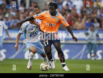 Dateifoto vom 4 ,2007. August von Modeste M' Bami von OM während des französischen ersten Fußballspiels Racing Club de Straßburg gegen Olympique de Marseille in Straßburg, Frankreich. Das Spiel endete mit einer 0-0:1-Verlosung. Der ehemalige Mittelfeldspieler Modeste M’Bami aus Paris-Saint-Germain und Kamerun starb im Alter von 40 Jahren nach einem Herzinfarkt, so PSG in einer Erklärung am Samstag. M'Bami gewann 2004 und 2006 mit dem Pariser Verein zwei Coupes de France sowie bei den Spielen in Sydney 2000 mit Kamerun eine olympische Goldmedaille. Bei diesen Olympischen Spielen sicherte sich M'Bami seinen Platz in der kamerunischen Fußballgeschichte, als er ein Tor machte Stockfoto