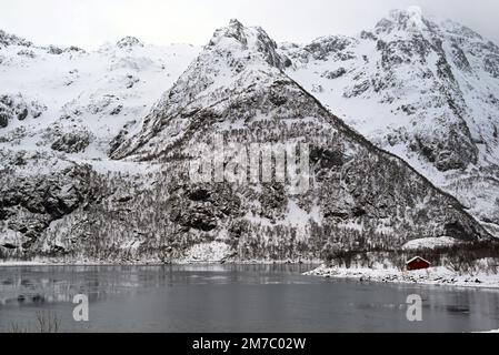 Der Austnestfjord bei Vestpollen auf der Halbinsel Lofoten während der Wintersaison, Nordnorwegen. Stockfoto