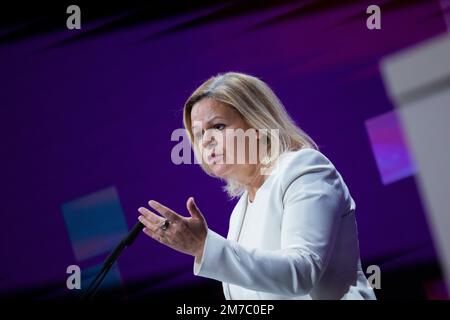 Köln, Deutschland. 09. Januar 2023. Nancy Faeser (SPD), Bundesministerin des Innern, spricht auf der Jahreskonferenz des Deutschen Beamtenverbandes (dbb) im Kongresszentrum Koelnmesse. Kredit: Rolf Vennenbernd/dpa/Alamy Live News Stockfoto