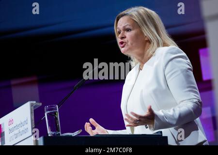 Köln, Deutschland. 09. Januar 2023. Nancy Faeser (SPD), Bundesministerin des Innern, spricht auf der Jahreskonferenz des Deutschen Beamtenverbandes (dbb) im Kongresszentrum Koelnmesse. Kredit: Rolf Vennenbernd/dpa/Alamy Live News Stockfoto