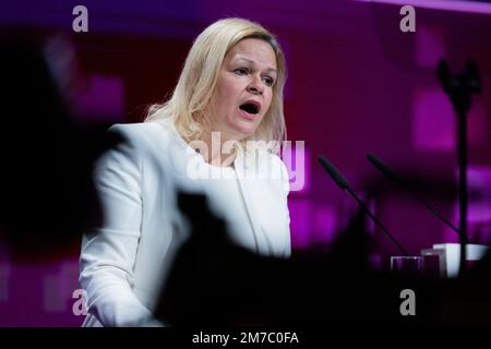 Köln, Deutschland. 09. Januar 2023. Nancy Faeser (SPD), Bundesministerin des Innern, spricht auf der Jahreskonferenz des Deutschen Beamtenverbandes (dbb) im Kongresszentrum Koelnmesse. Kredit: Rolf Vennenbernd/dpa/Alamy Live News Stockfoto