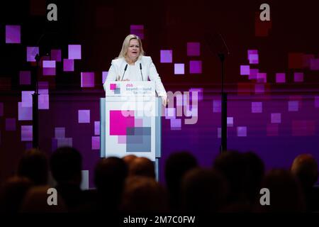 Köln, Deutschland. 09. Januar 2023. Nancy Faeser (SPD), Bundesministerin des Innern, spricht auf der Jahreskonferenz des Deutschen Beamtenverbandes (dbb) im Kongresszentrum Koelnmesse. Kredit: Rolf Vennenbernd/dpa/Alamy Live News Stockfoto