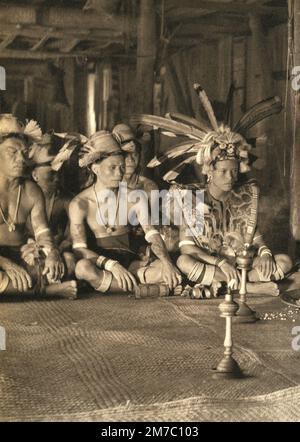 Dayak-Stammeshochzeit in Borneo aus dem Dokumentarfilm Lost Continent, Italien 1955 Stockfoto