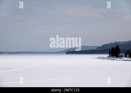 Der gefrorene Inari-See im finnischen Lappland. Stockfoto