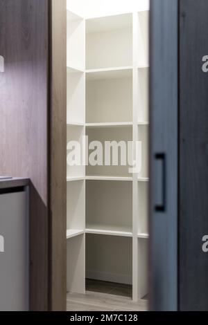 Leere Fachböden des Schranks im Lagerraum bei der Küche Stockfoto