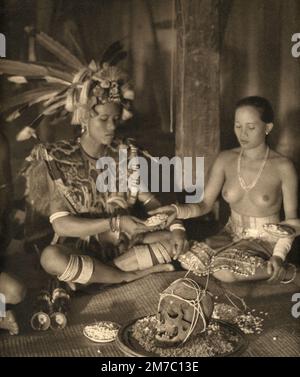 Dayak-Stammeshochzeit in Borneo aus dem Dokumentarfilm Lost Continent, Italien 1955 Stockfoto