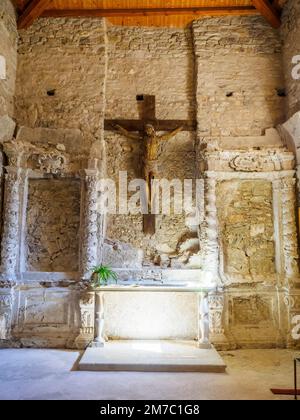 Holzkruzifix aus dem Jahr 1650 von Matteo Gebbia in der Halle der „Congrega dei 33“. Kirche San Giuliano in der mittelalterlichen Stadt Erice - Sizilien, Italien Stockfoto