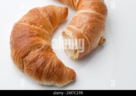 Zwei Croissants, französisches Frühstücksgebäck Stockfoto