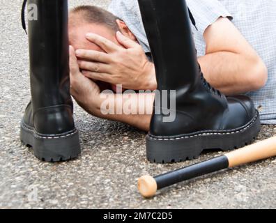 Neonazi hat ein Opfer niedergestreckt, rechtsradikalisch Stockfoto