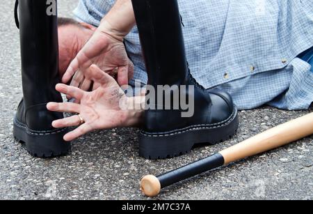 Neonazi hat ein Opfer niedergestreckt, rechtsradikalisch Stockfoto