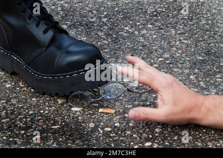 Stiefel zertrampelt Brille, Rechtsradikalismus Stockfoto